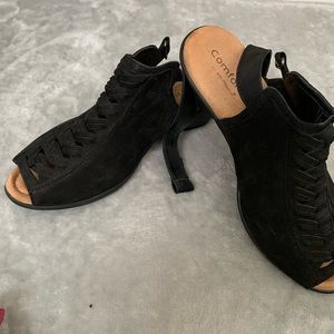 Comfortiva suede sandals